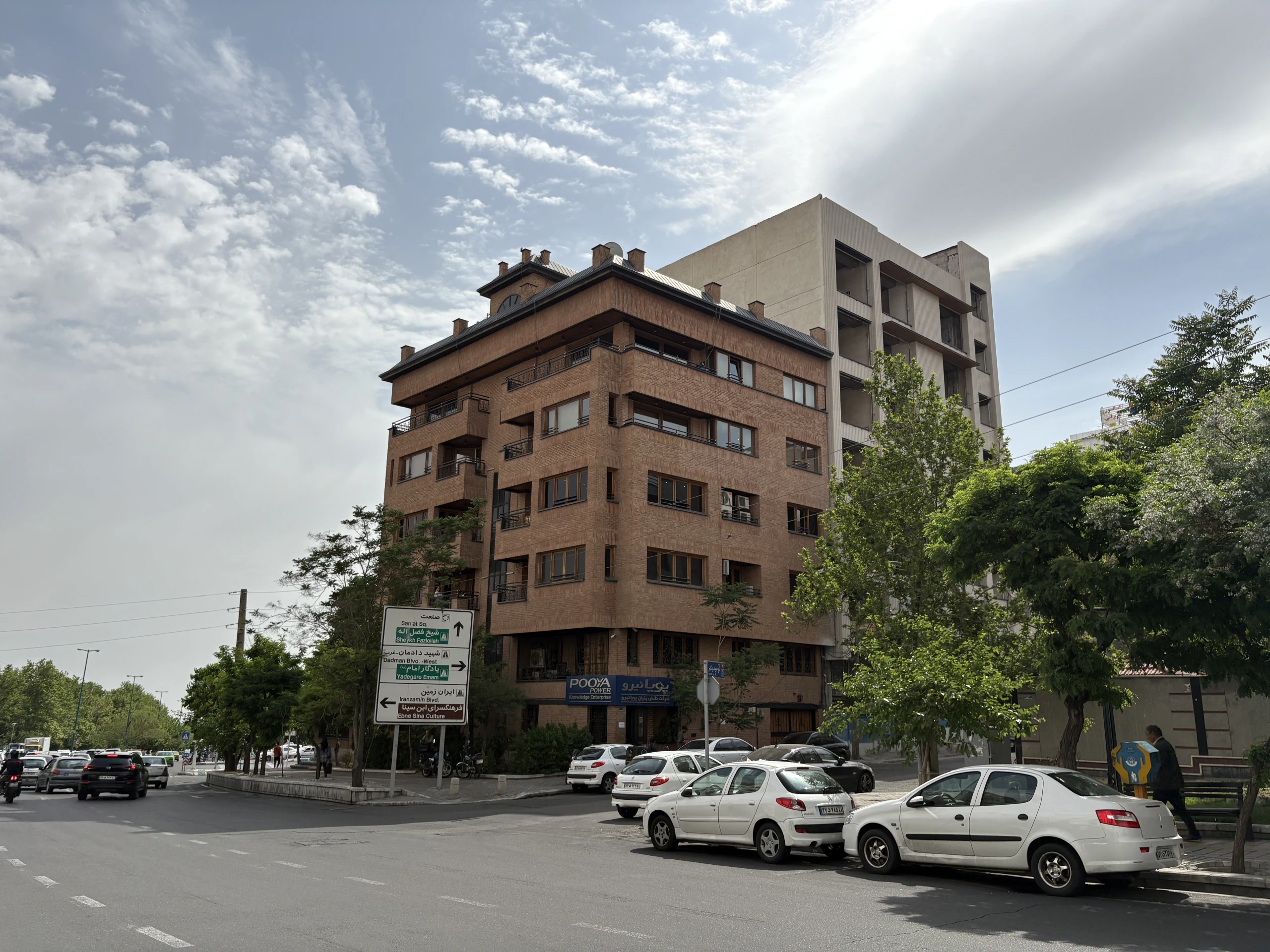 نمای خیابان و ساختمان‌های تهران در ایران